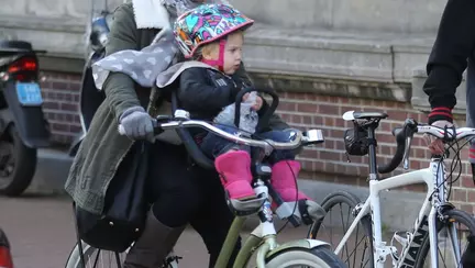 Pink merge cu copilul la ”birou”