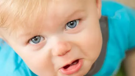 Bebelușului îi e teamă de străini