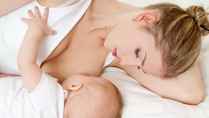 6 semne că bebelușul suge destul