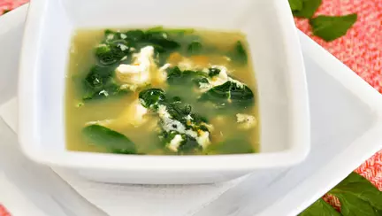 Supă de pui cu spanac și parmezan