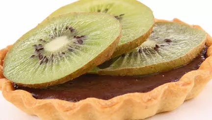 Mini-tarte cu kiwi și ciocolată