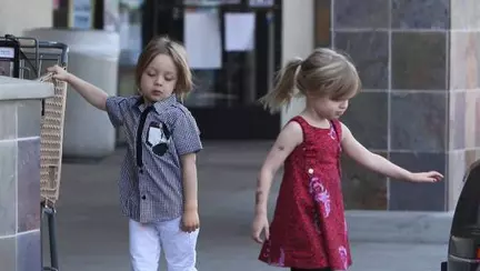 Cât de mari au crescut gemenii Angelinei Jolie! Uite cum arată Vivienne şi Knox