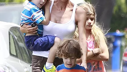 Denise Richards îi duce pe copiii fostului soț la școală