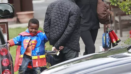 Băiețelul Sandrei Bullock se bate cu paparazzi