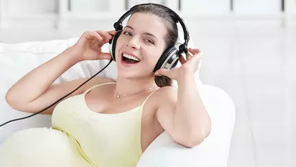 De ce e bine să-i cânți bebelușului