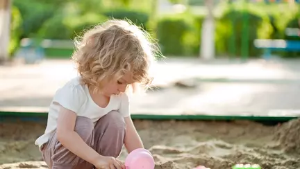 De ce copilul se joacă singur?