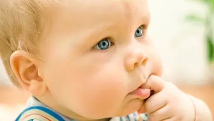 Scoate degetul din gură! Cum scapam de acest obicei!