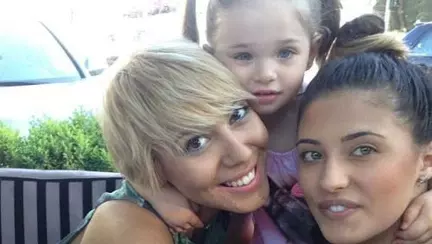 Ca între fete: Sore, în oraş cu Antonia şi fetiţa ei