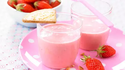 Desert sănătos cu iaurt şi fructe roşii (de la 9 luni)