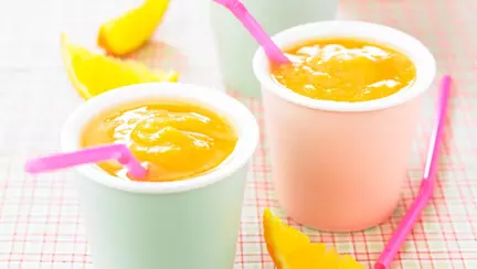 Primul smoothie al bebeluşului: caise şi banană (de la 6 luni)