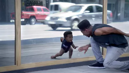 Baby & Me - o nouă campanie-fenomen Evian