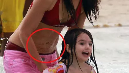 Katie Holmes nu se sinchisește de vergeturi 