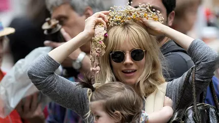 Sienna Miller are un nou hair-stylist: fiica sa, Marlowe