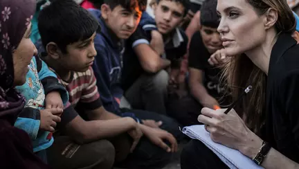 Angelina vorbește cu refugiații