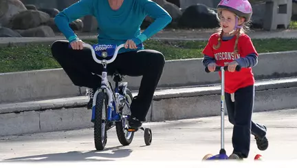 Biciclete și vedete: uite cine face sport, cu tot cu juniorii!