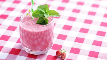 Smoothie cu pepene galben, banană şi fructe de pădure (de la 9 luni)