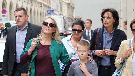 Sharon Stone scandalizează din nou: topless lângă propriul fiu