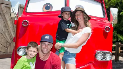 Gisele Bündchen și-a dus copiii la Disneyland