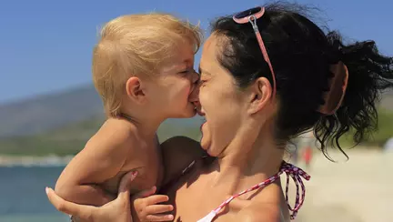 De ce te mușcă bebelușul? 