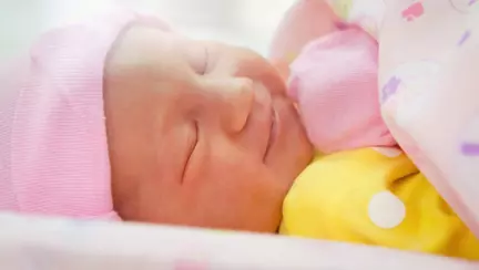 Se întâmplă o dată la 48 de milioane de nașteri. Bebelușul care i-a surprins chiar și pe medici