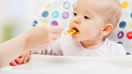 Bebe la masă – ce vrea el?