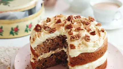 Tort cu cremă albă și nuci