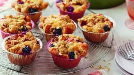 Brioşe crocante cu mere şi mure