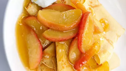 Clatite cu mere caramelizate