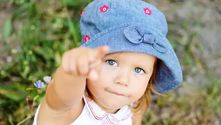 De ce arată cu degetul?