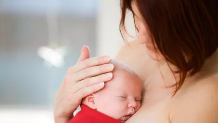 Alăptarea – cum stimulezi bebeluşul să sugă