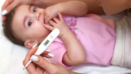 Un bebeluș de trei săptămâni se zbate între viață și moarte după ce mama a încercat să-i scadă febra cu un remediu de casă