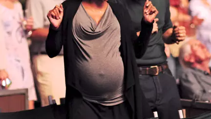 Însărcinată în 9 luni, Halle Berry dansează cu foc!