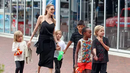 Angelina Jolie și copiii: cine lipsește la numărătoare?