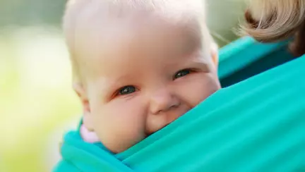 Despre port-bebe: cum îl ajută pe bebe