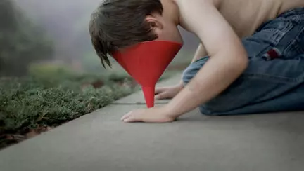 Un tată a surprins în imagini lumea în care trăieşte fiul său autist