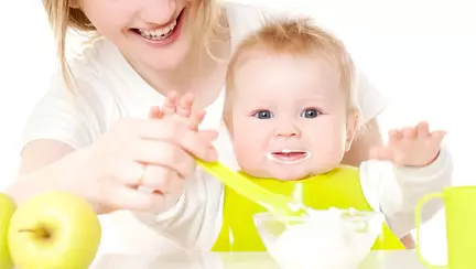 Diversificarea: semne că bebe e gata pentru solide!