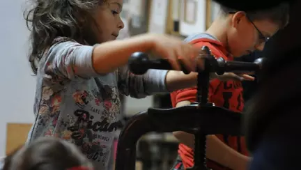 Atelierul de Carte  te invită la cursuri practice despre cărți, tipar și legătorie