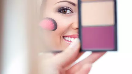 Trucuri de machiaj care ascund oboseala
