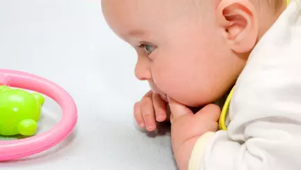 Cum stimulezi vederea bebelușului