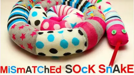 Jucării creative: cum să faci un șarpe din șosete