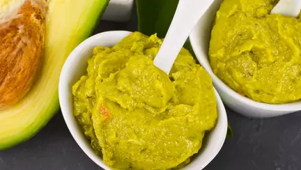 Pastă de avocado cu iaurt și gălbenuș