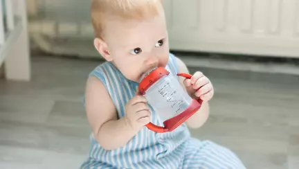 Câtă apă trebuie să bea un bebeluș