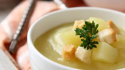 Tocăniță de dovlecei, măr și cartofi