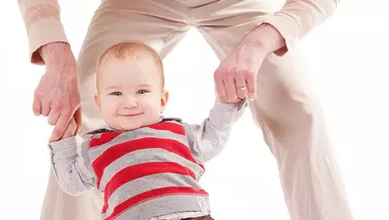 Bebelușul la un an: primii pași independenți