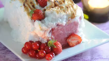 Prăjitură cu bezea și fructe de pădure