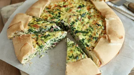 Quiche cu spanac, şuncă şi brânză