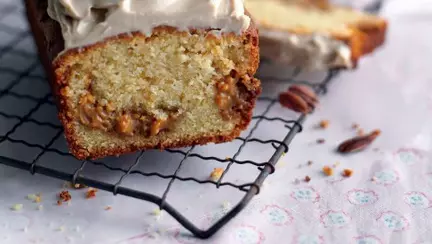 Chec cu caramel şi glazură albă