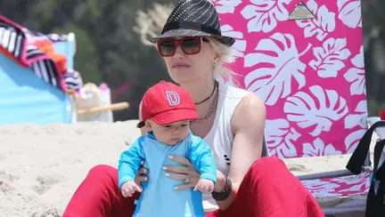 Gwen Stefani și Apollo - prima ieșire la plajă!