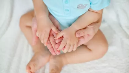 Cum îl îngrijești când are dermatită atopică