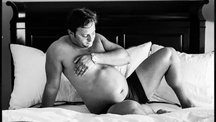 Imaginile cu tăticul ”însărcinat” au devenit virale!